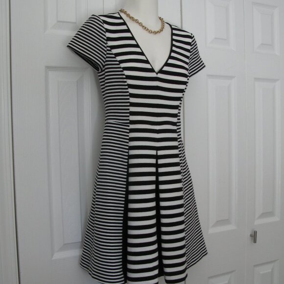BANANA REPUBLIC - Stripe pleated V neck dress - Picture 10 of 12